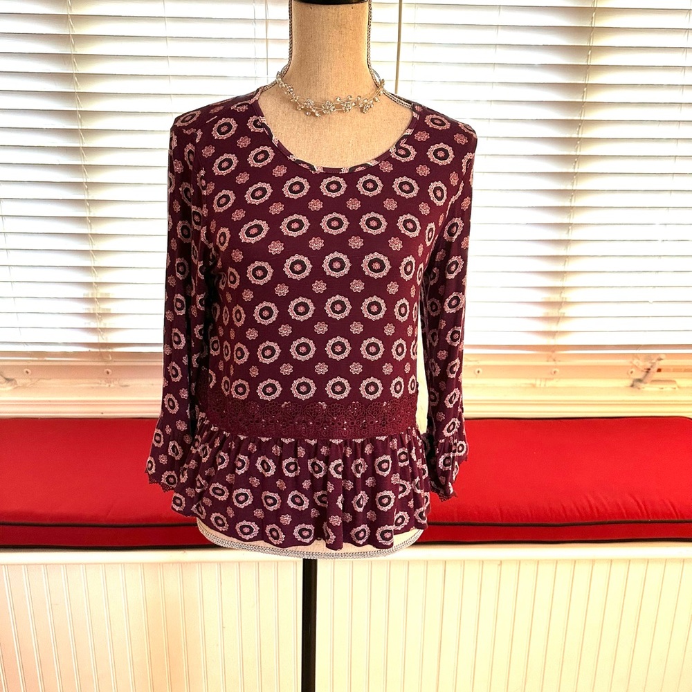 Feminine Takara geometric top.